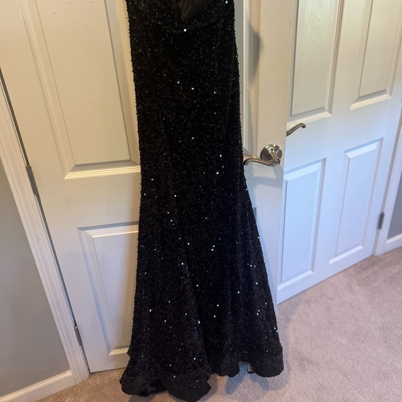 Strapless black sequined prom dress.  Never worn paid $300 asking $150.  Size 8 - Picture 4 of 7